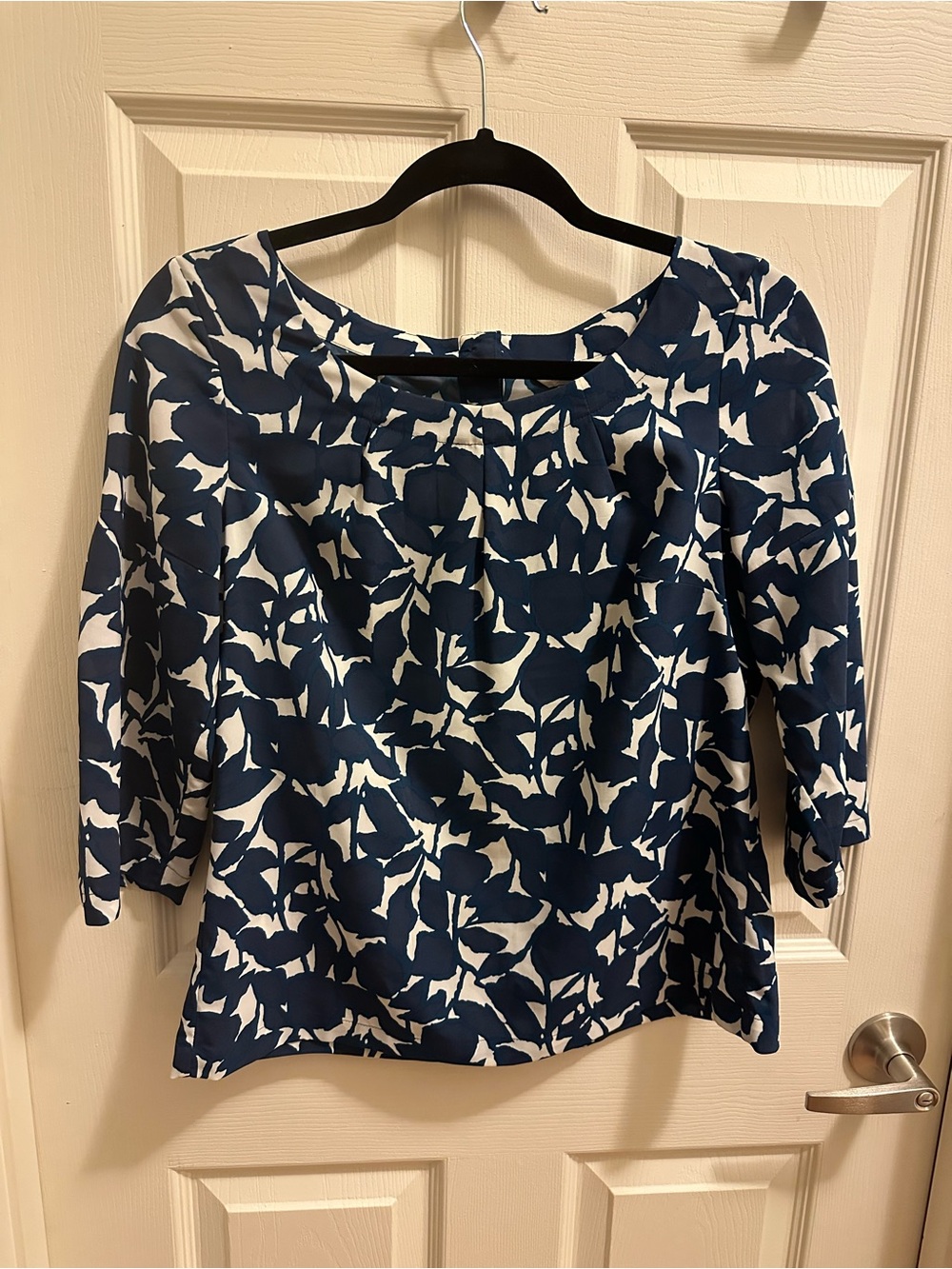 Banana Republic Navy and White Floral-Leaf Scoop Neck Blouse